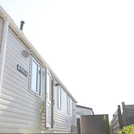 Cozy Caravan In Quiet Area Near Campsite